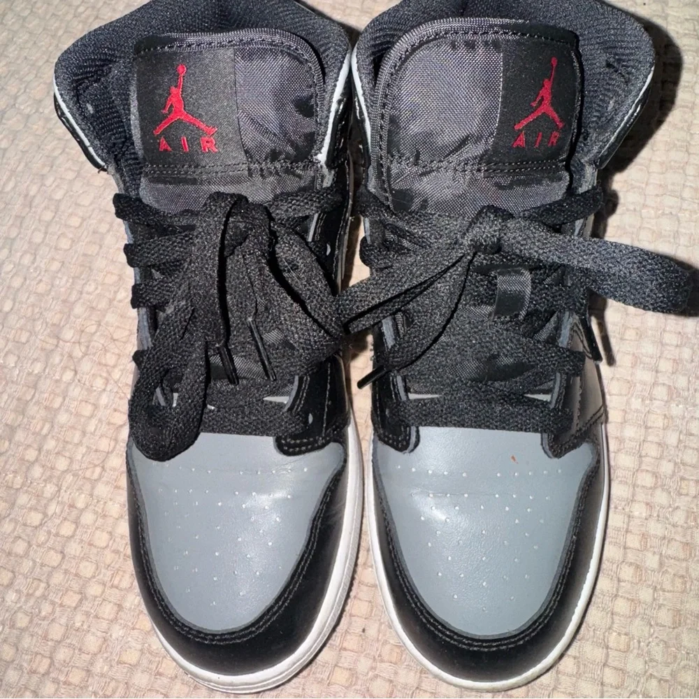 Air Jordan 1 Mid (GS) Size 5Y Nike Athletic Shoes‎ Black Grey Shadow